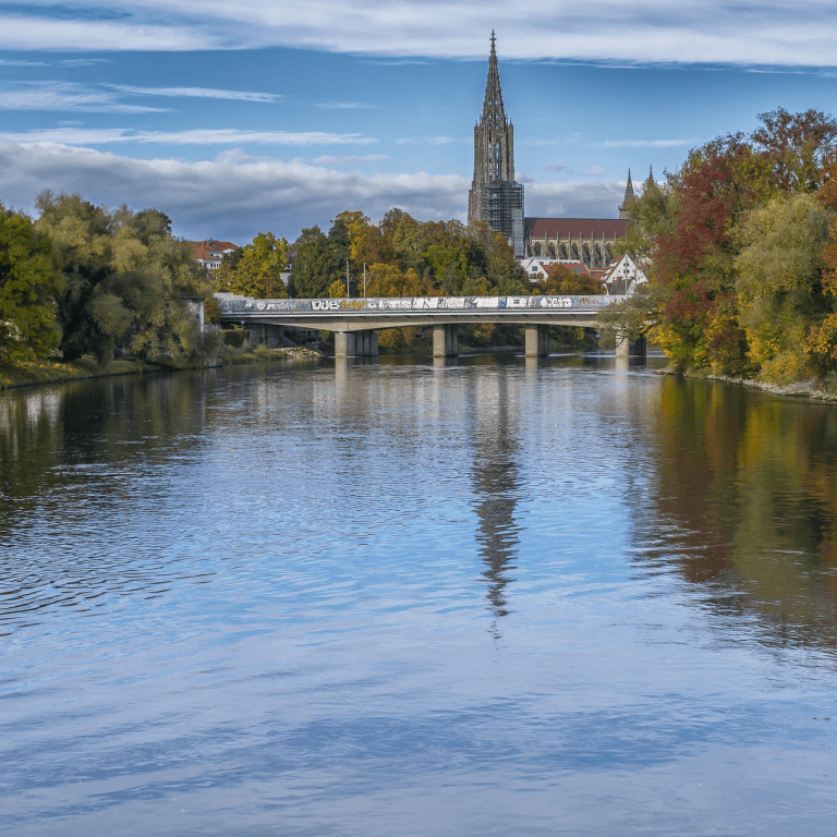 Ulm mit Donau, Brücke und Münster im Hintergrund