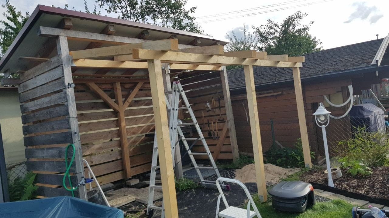 Detailaufnahme des Holzschuppens mit sauberer Verschalung