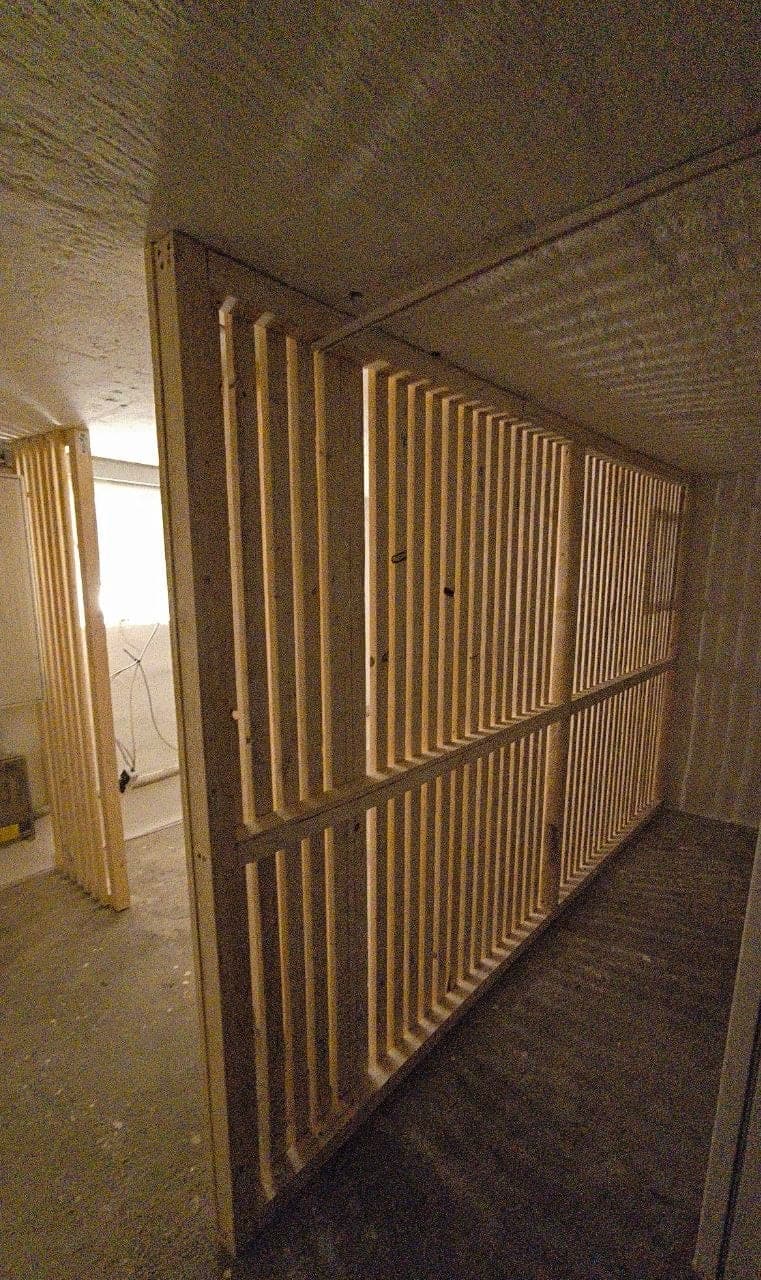 Reihe von Kellerabteilen nach der Fertigstellung
