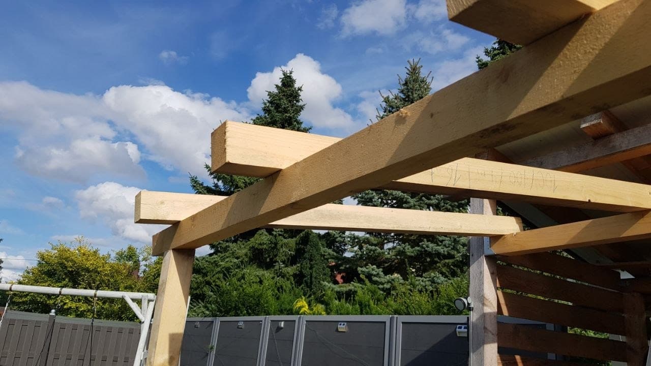 Fertig gebauter Holzschuppen aus massivem Holz im Garten