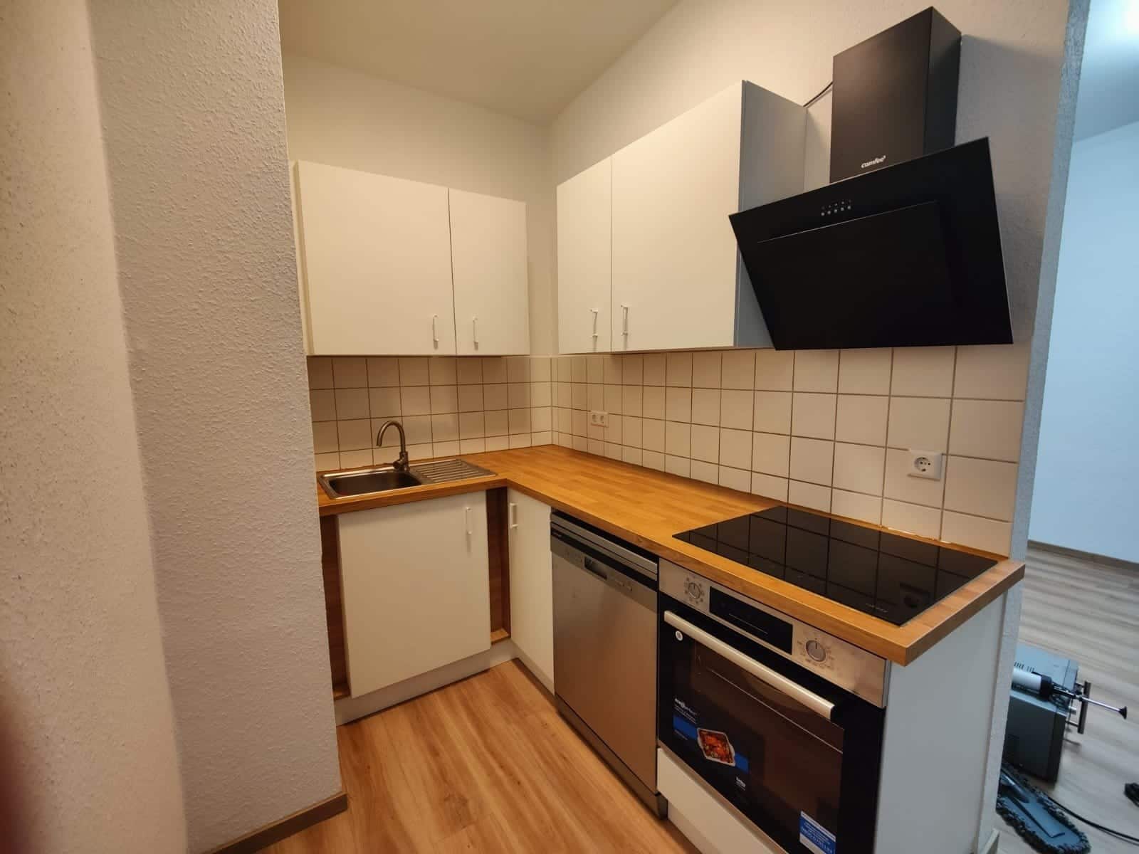 Fertig montierte Einbauküche mit Hängeschränken