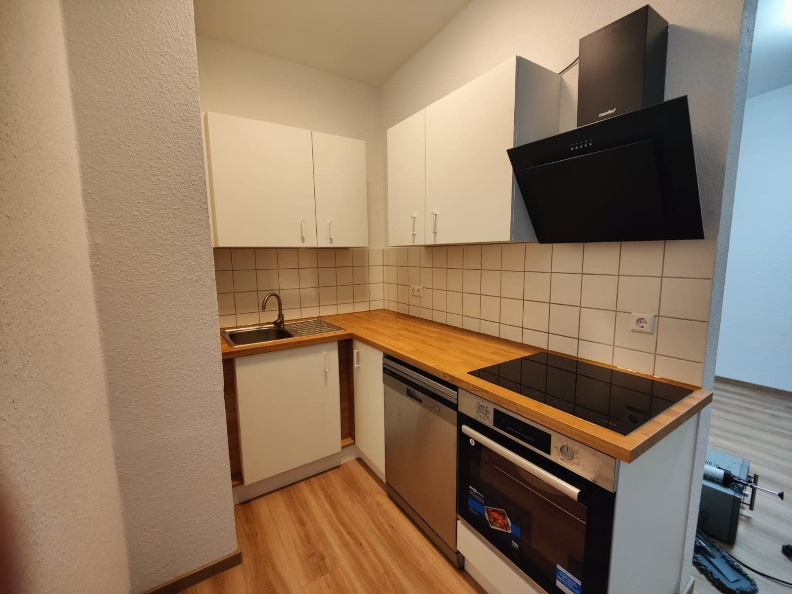 Fertig montierte Einbauküche mit Hängeschränken