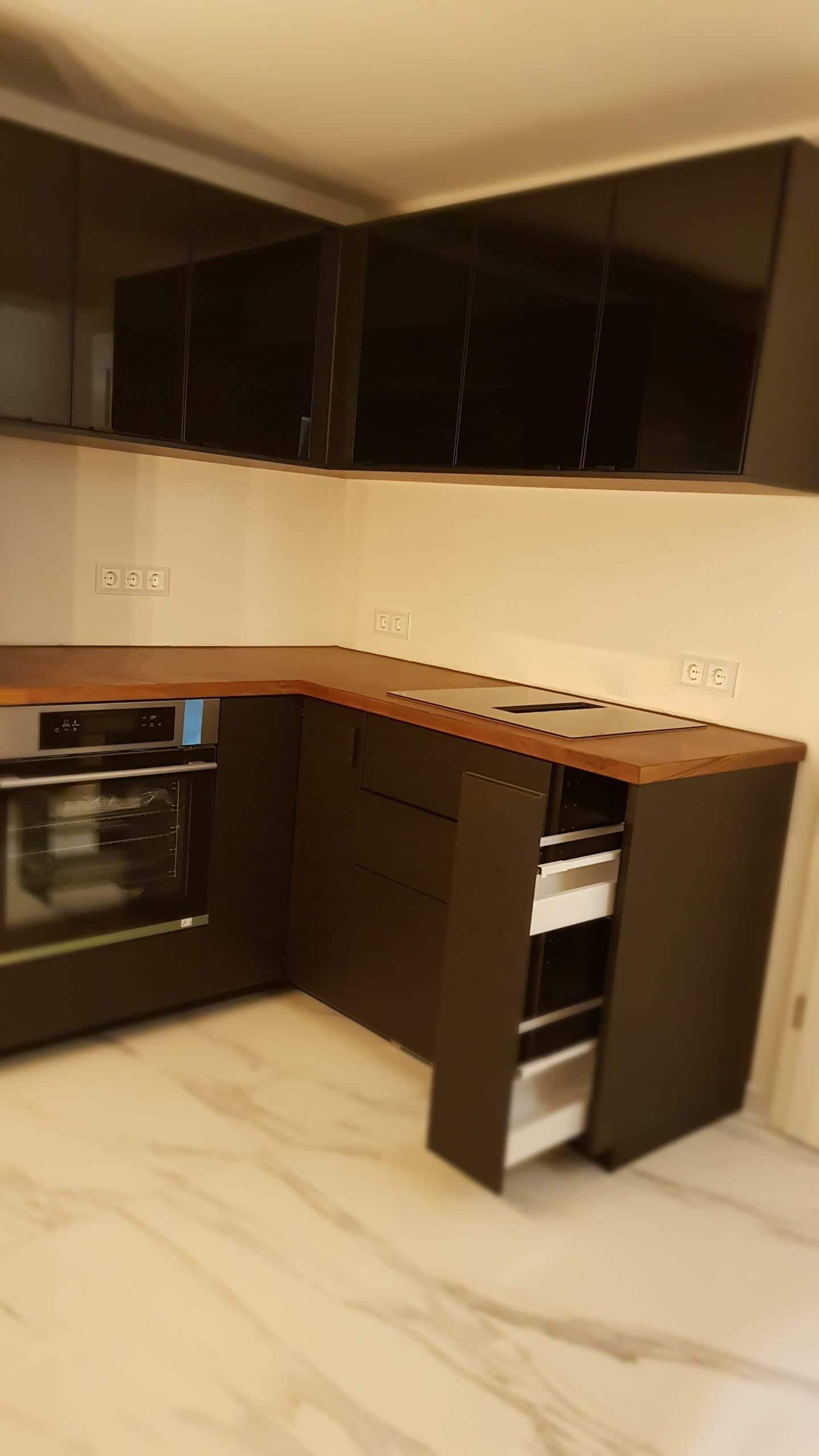 Fertig aufgebaute moderne Einbauküche