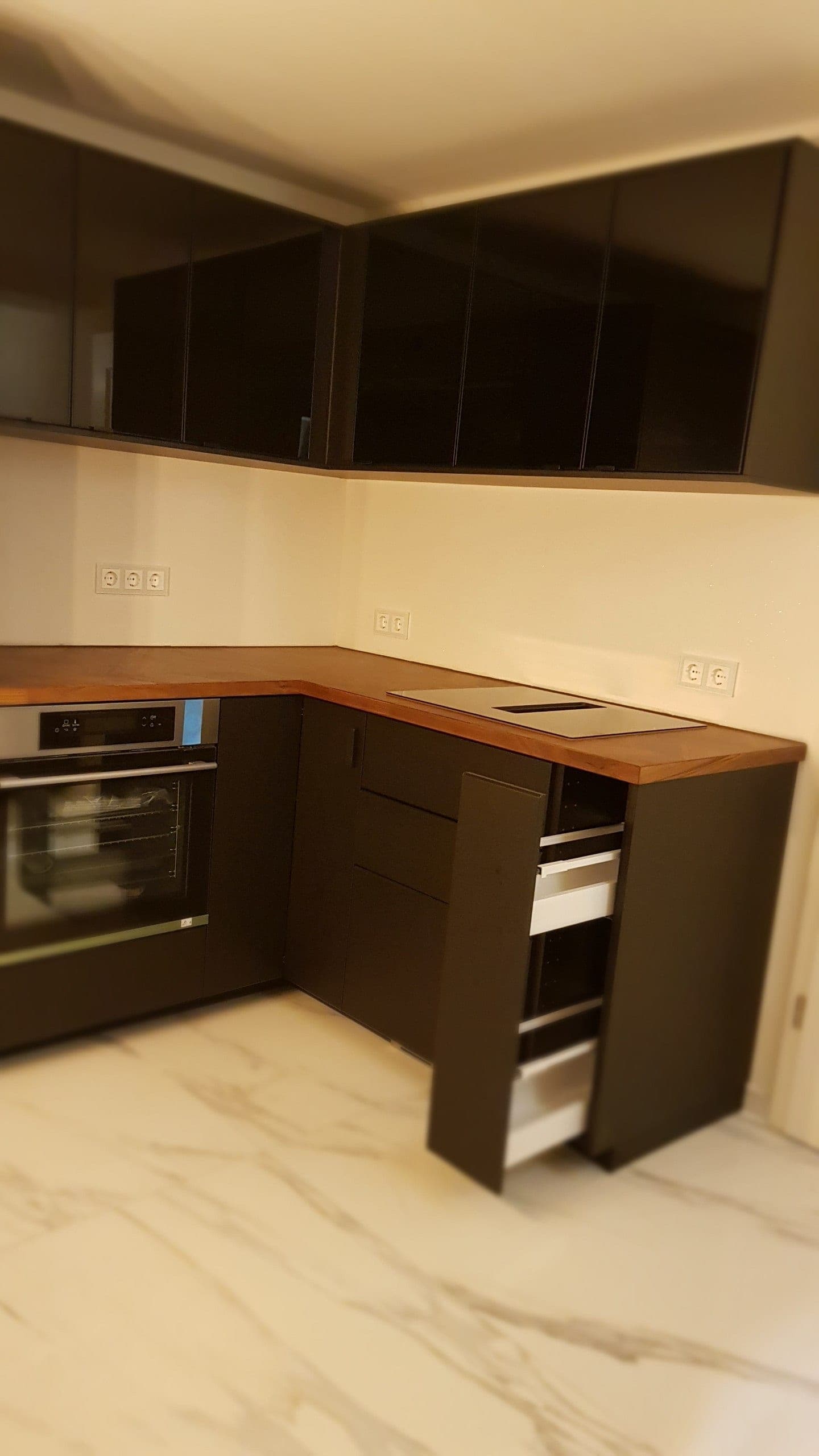 Fertig aufgebaute moderne Einbauküche